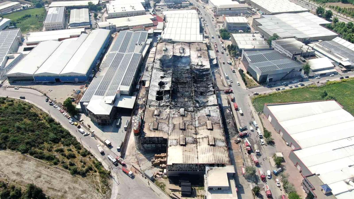 Son dakika haberi | Bursa'da yalıtım malzemeleri üreten fabrika yangını tamamen söndürüldü
