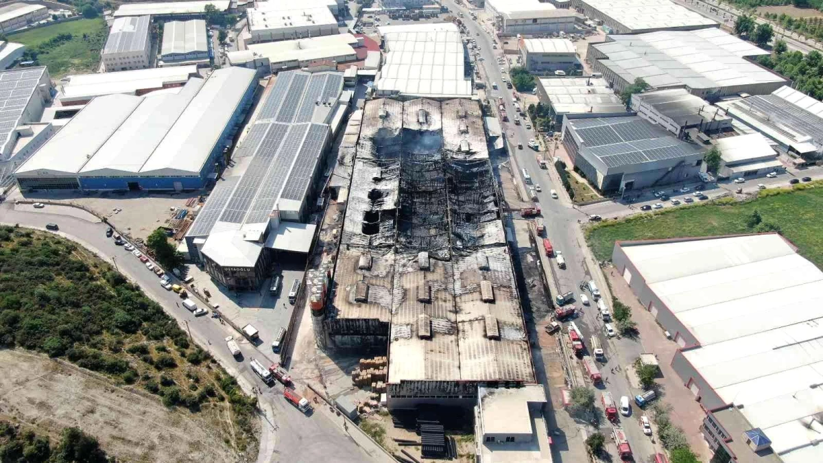 Son dakika! Bursa\'daki yangın sonrası hurda haline dönen fabrika havadan görüntülendi