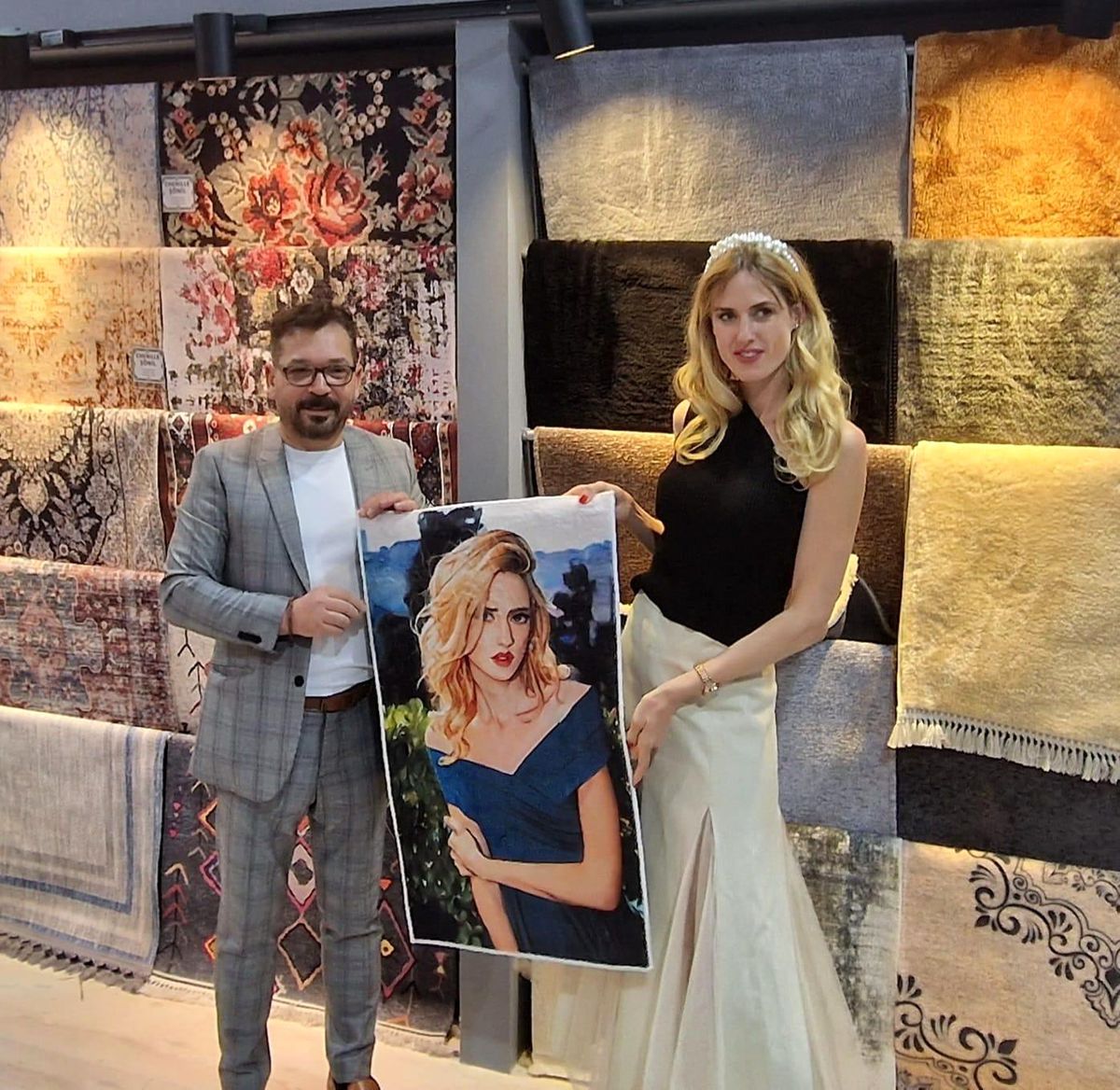 Elles\'e kendi resmi işlenmiş yeni nesil halı hediye edildi