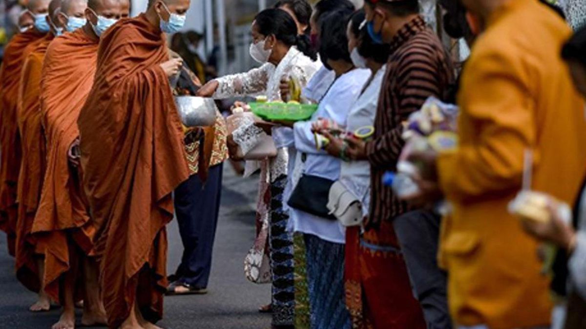 Endonezya\'da Budist Rahipler Vesak Günü Öncesinde Sadaka Topladı