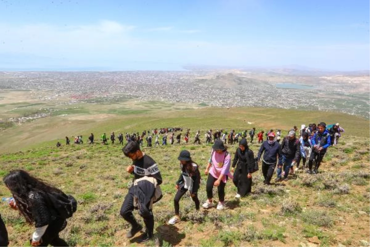 EREK DAĞI\'NA ZİRVE TIRMANIŞI YAPIP, HALAY ÇEKTİLER