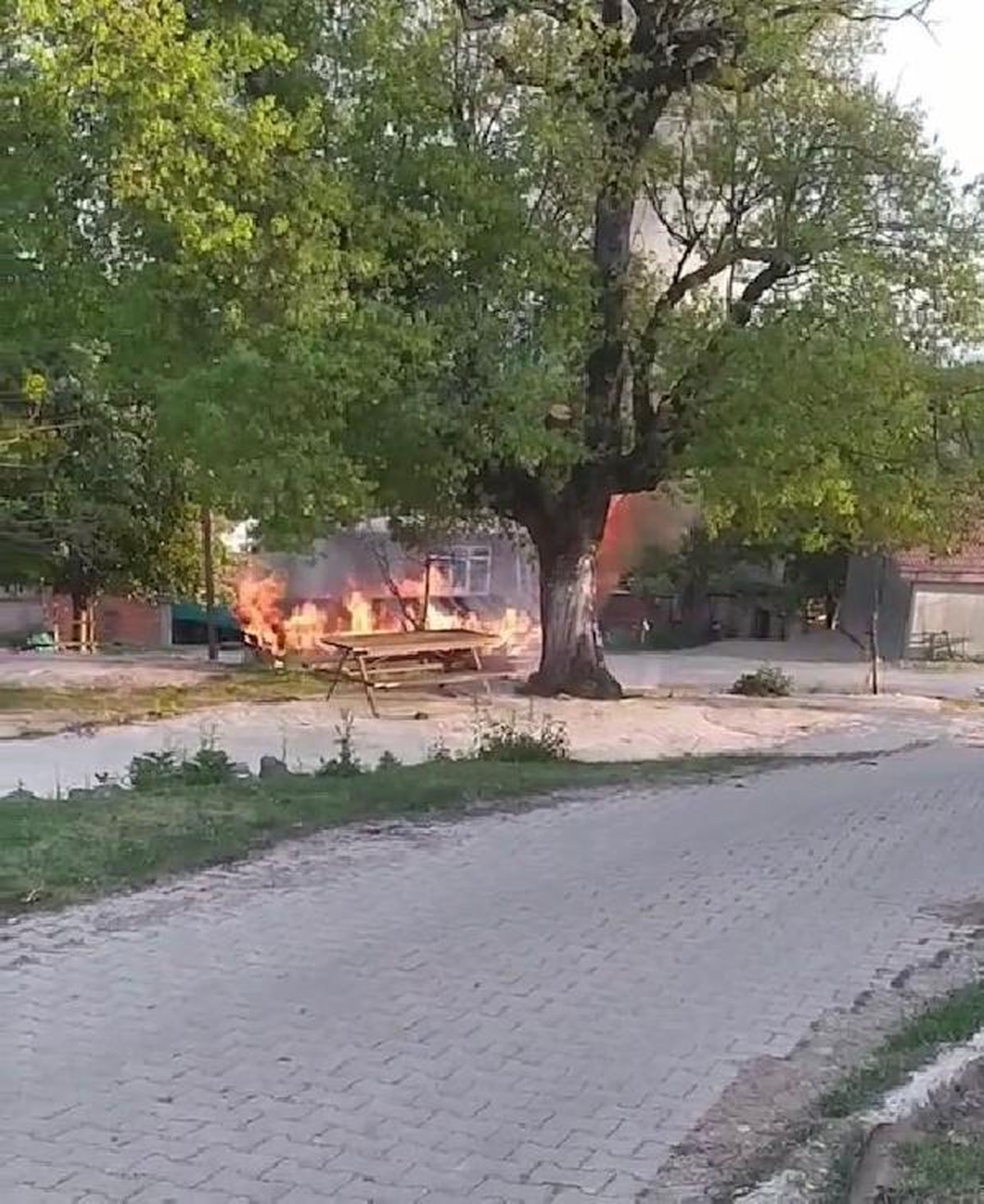 GARAJDA ÇIKAN YANGINDA OTOMOBİL DE YANDI