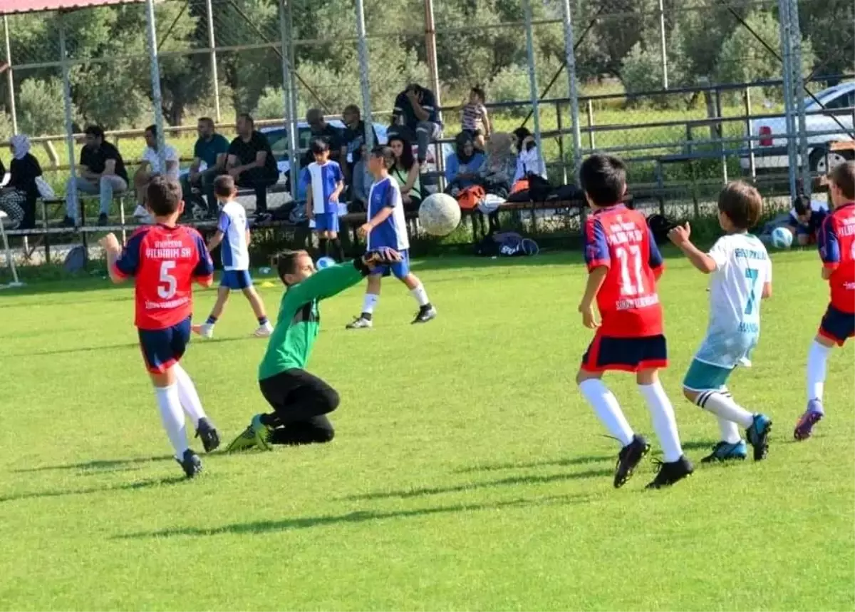 Geleceğin futbolcuları Yunusemre Hazırlık Turnuvasında buluştu