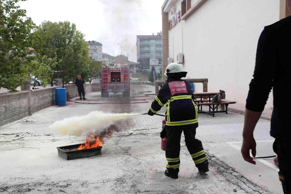 Son dakika haberi... Gönüllü kadınlara "Yangın Güvenliği ve Yangına Müdahale Teknikleri " eğitimi verildi