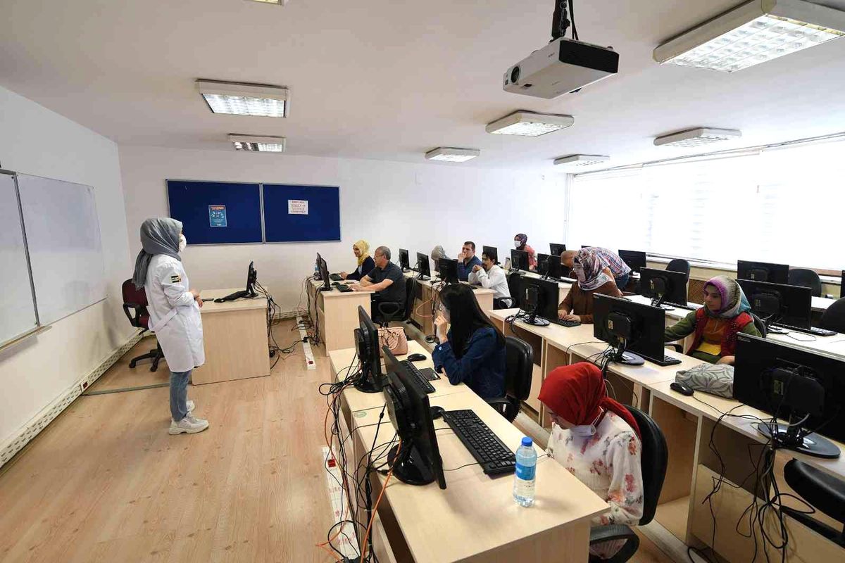 Görme engelliler KOMEK'te bilgisayar ve İngilizce öğreniyor