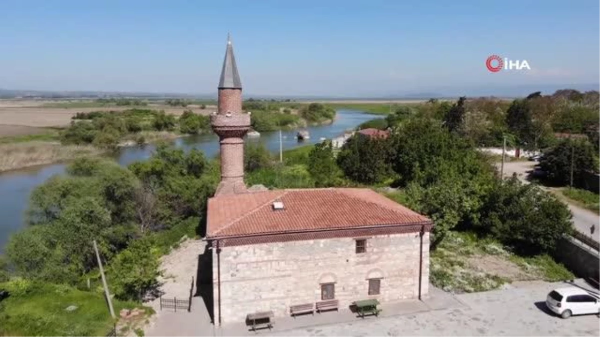 İbadete açılan tarihi cami manzarasıyla görenleri hayran bırakıyor