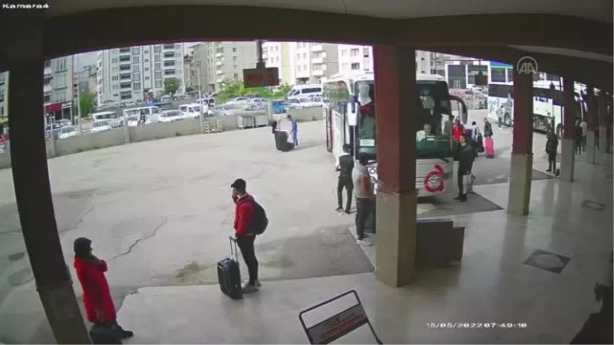 Son dakika haberi... İki kişinin silahla yaralanması kameralara yansıdı