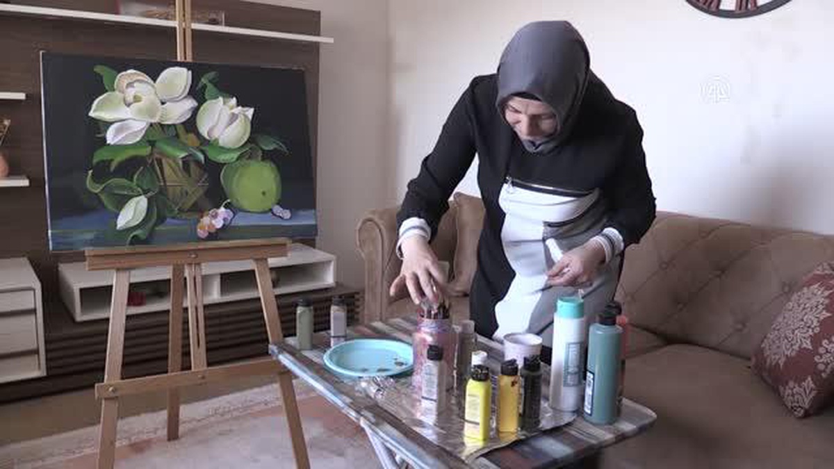 İlknur hemşire Kovid-19 salgını sürecinde stresi resimle yendi