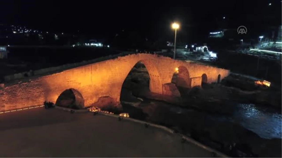 Irak\'ın Zaho kentindeki tarihi köprü modern ışıklandırmayla yeni bir görünüme kavuştu