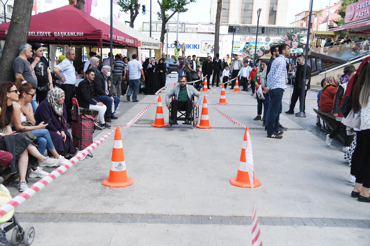 Isparta\'da düzenlenen etkinlikte vatandaşlar engellilerle empati kurdu