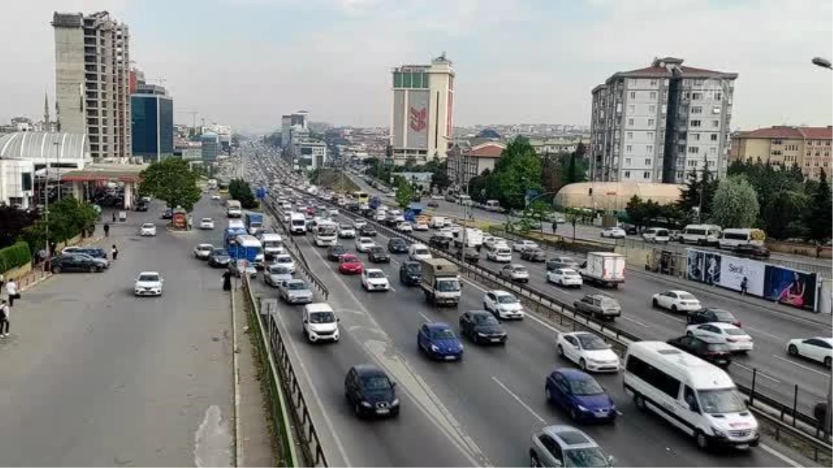 İstanbul\'da haftanın ilk gününde trafik yoğunluğu yaşanıyor