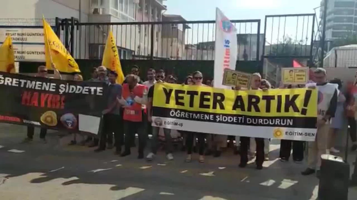 İzmir\'de Öğretmenler, Meslektaşlarının Darp Edilmesini Okul Önünde Protesto Etti