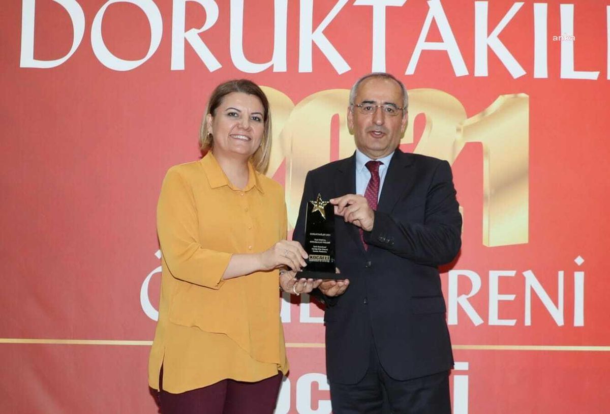 İzmit Belediyesi Kardeş Eller\'e Yılın Sosyal Sorumluluk Projesi Ödülü Verildi