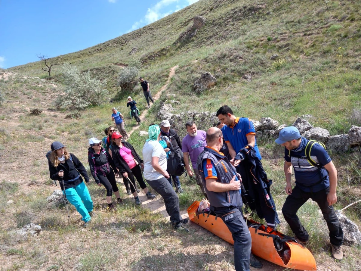 Kapadokya\'da vadide yürürken ayağı burkulan turist hastaneye kaldırıldı
