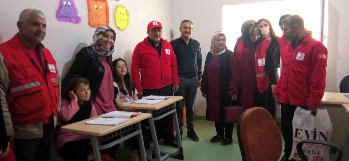 Kızılay gönüllüleri Ahlat\'ta özel öğrencilerle bir araya geldi