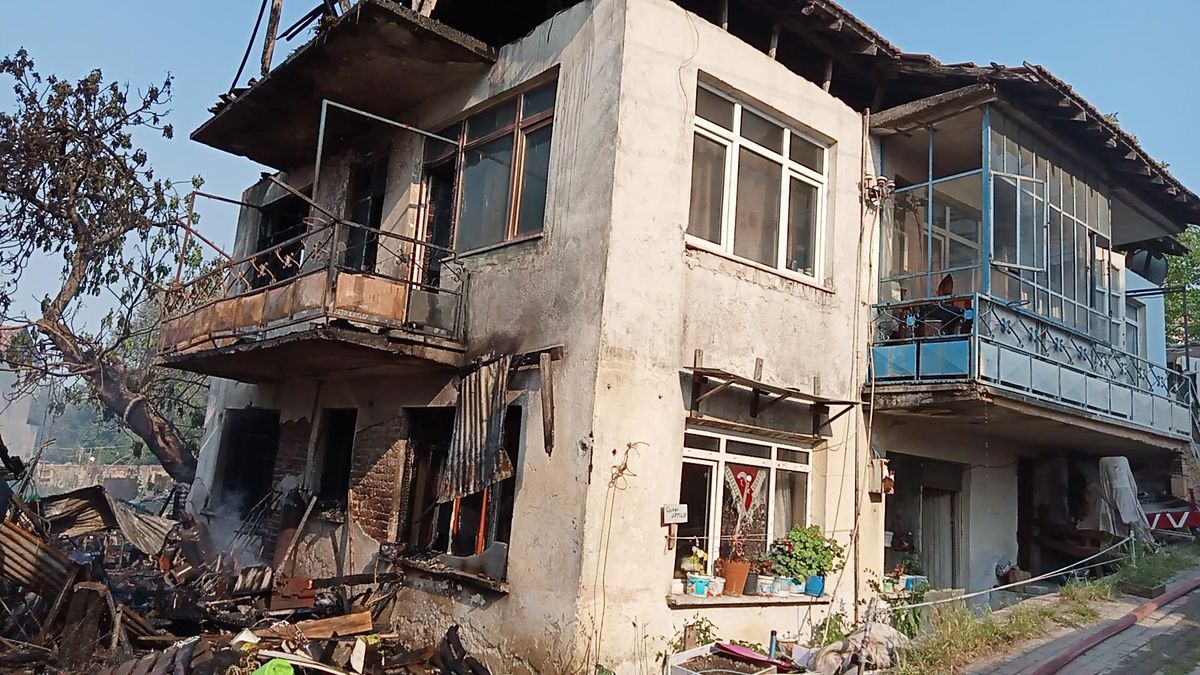 Kocaeli\'de yanan 2 katlı bina kullanılamaz hale geldi