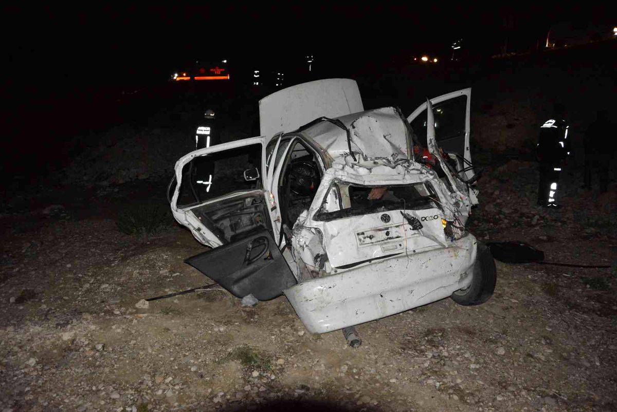 Korkuteli\'nde otomobil dereye uçtu: 1 ölü, 1 yaralı