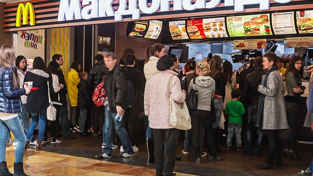 McDonald\'s Rusya\'dan çekilme kararı aldı! Şubelerini satışa çıkardı