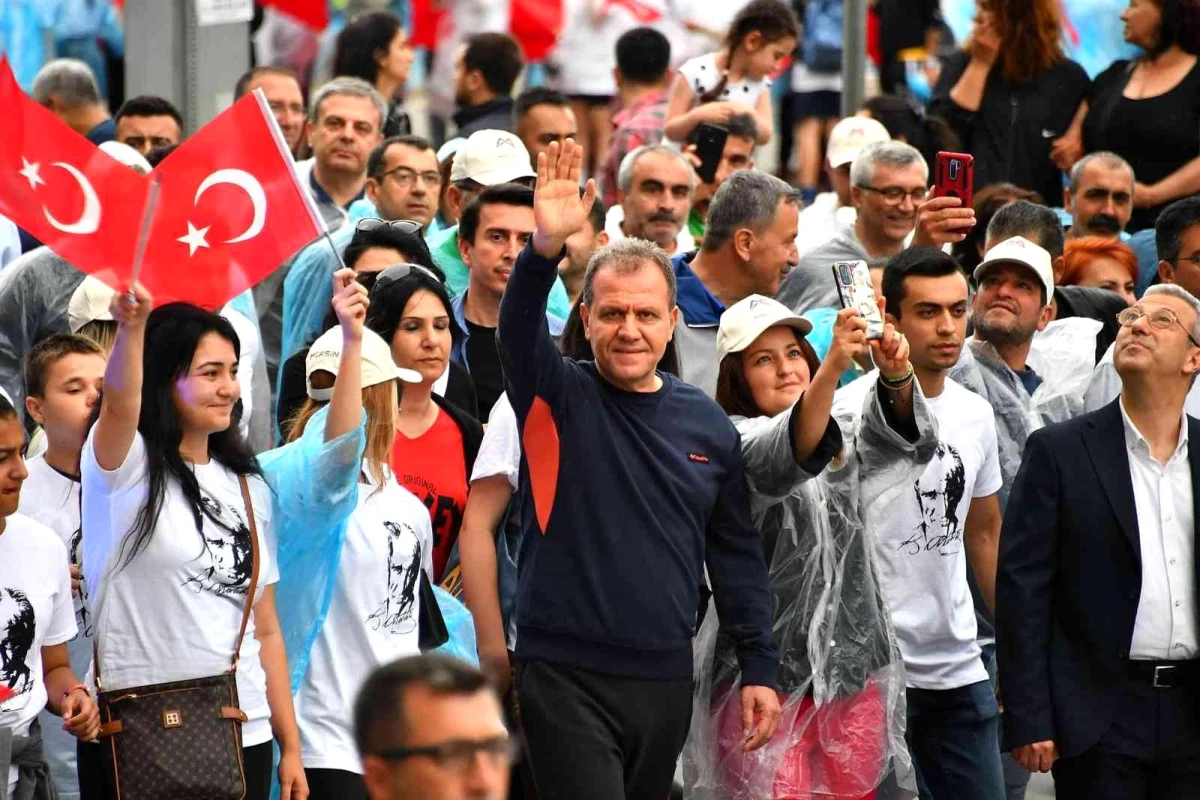 Mersin\'de 19 Mayıs coşkusu Büyükşehir Belediyesinin Gençlik Kortejiyle başladı
