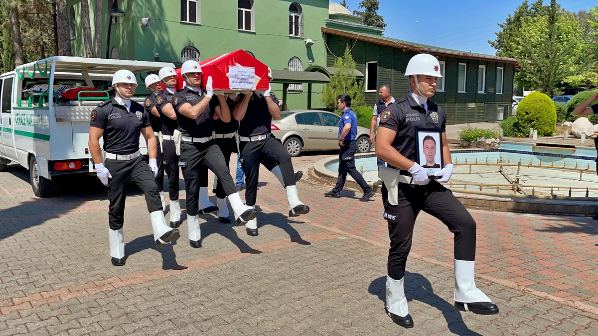 Son dakika haber | Mersin\'deki trafik kazasında ölen polisin cenazesi Adana\'da defnedildi