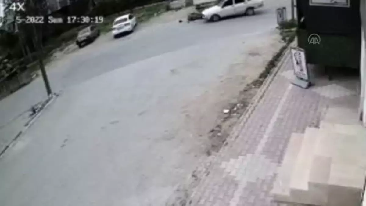 Otomobille çarpışan motosikletin sürücüsü yaralandı