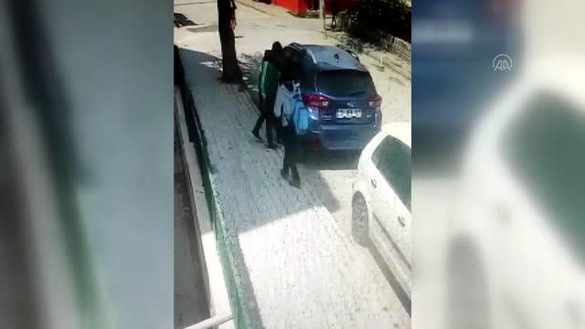 Park halindeki otomobilin lastiğinin kesilmesi kameraya yansıdı