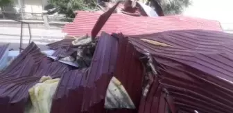 Şiddetli rüzgar bir binanın çatısını uçurdu