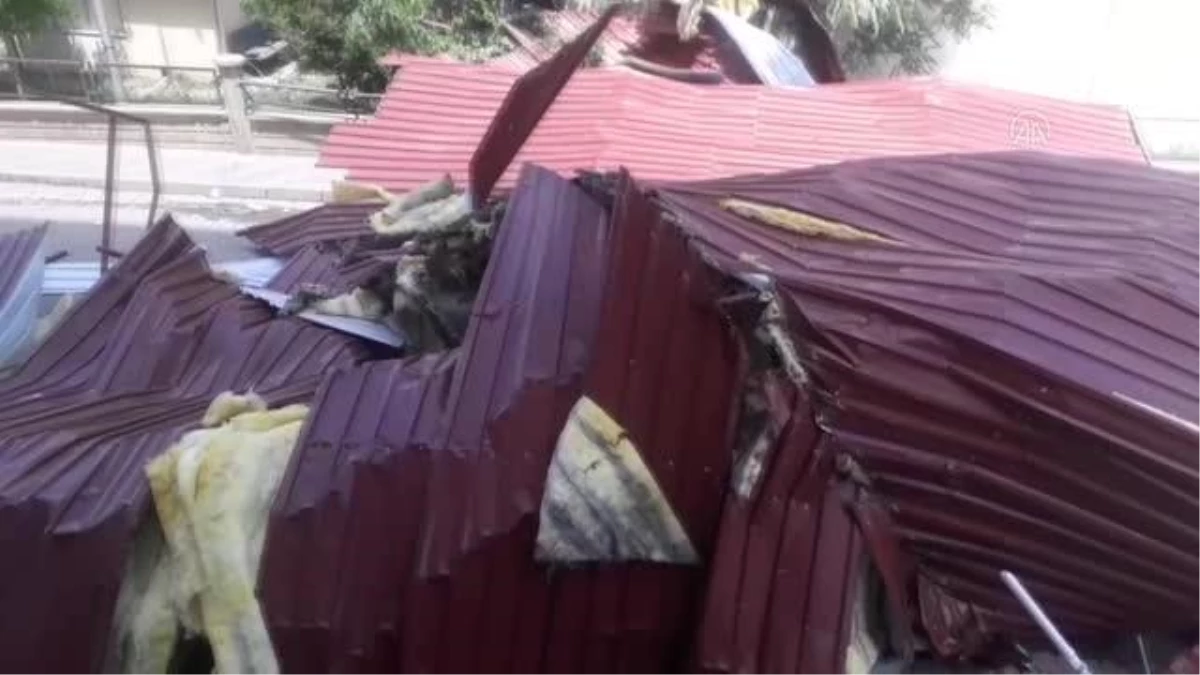 Şiddetli rüzgar bir binanın çatısını uçurdu