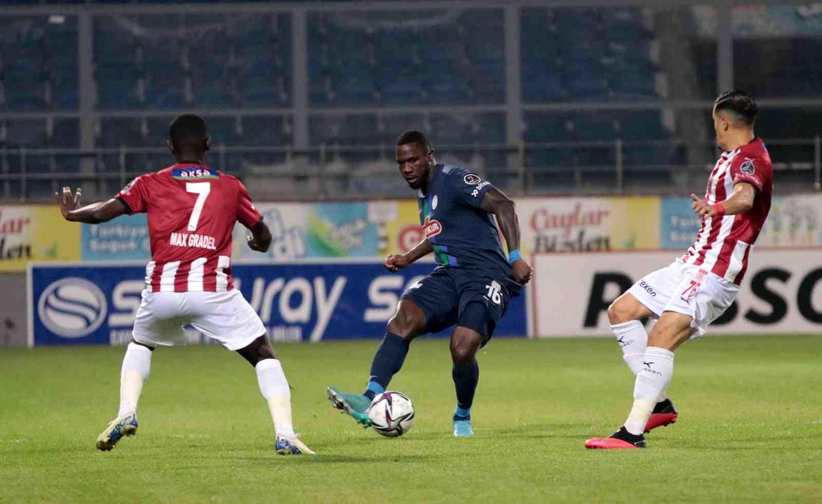 Spor Toto Süper Lig: Çaykur Rizespor: 1 Sivasspor: 1 (İlk yarı)