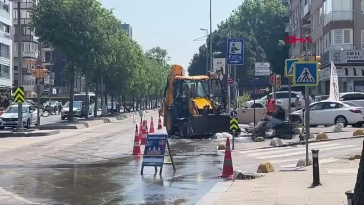 YOL ÇALIŞMASI YAPAN İBB EKİBİ, İSKİ BORUSUNU PATLATTI