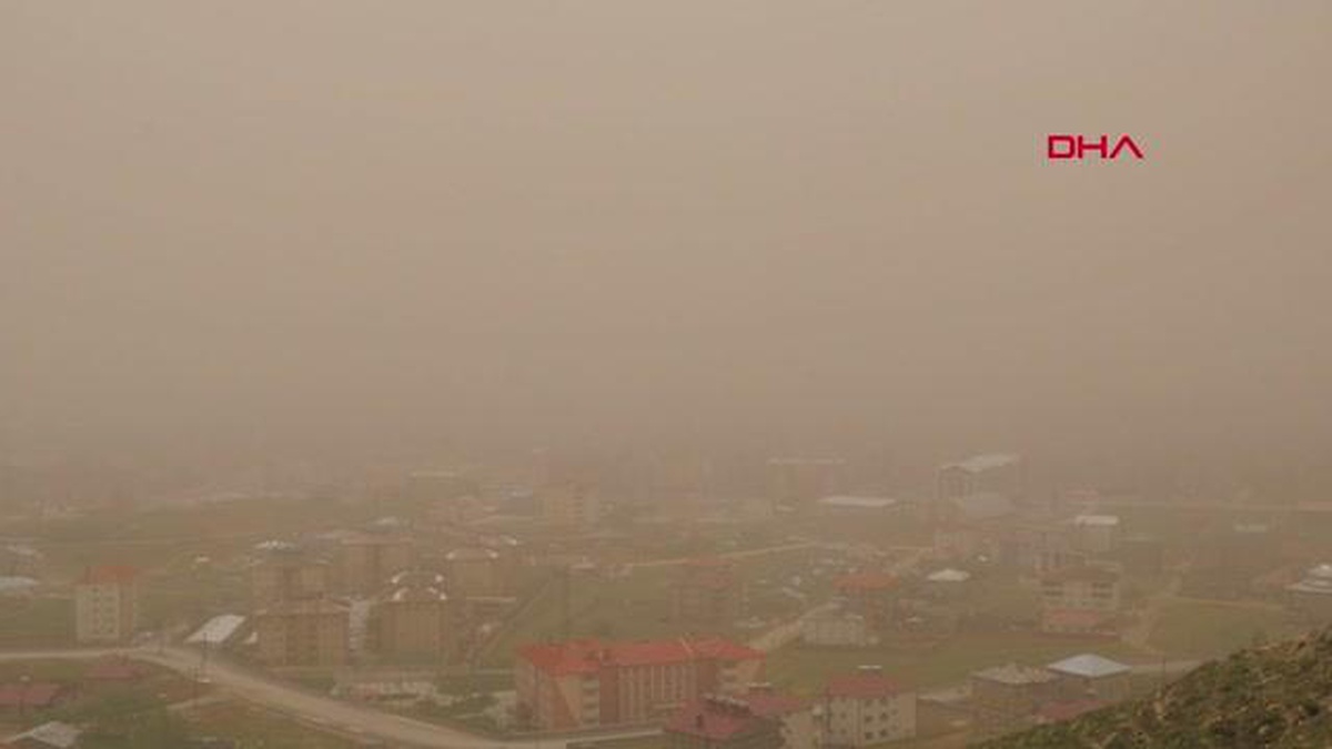 YÜKSEKOVA\'YI TOZ BULUTU SARDI