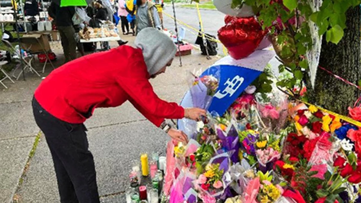ABD\'nin Buffalo Kentindeki Silahlı Saldırıda Yaşamını Yitirenler Anısına Çiçek Bırakıldı