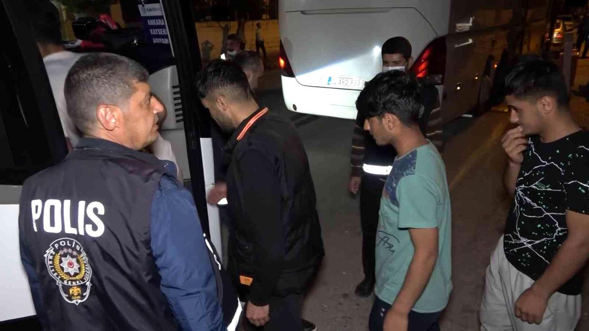 Adıyaman'da 74 kaçak göçmen yakalandı