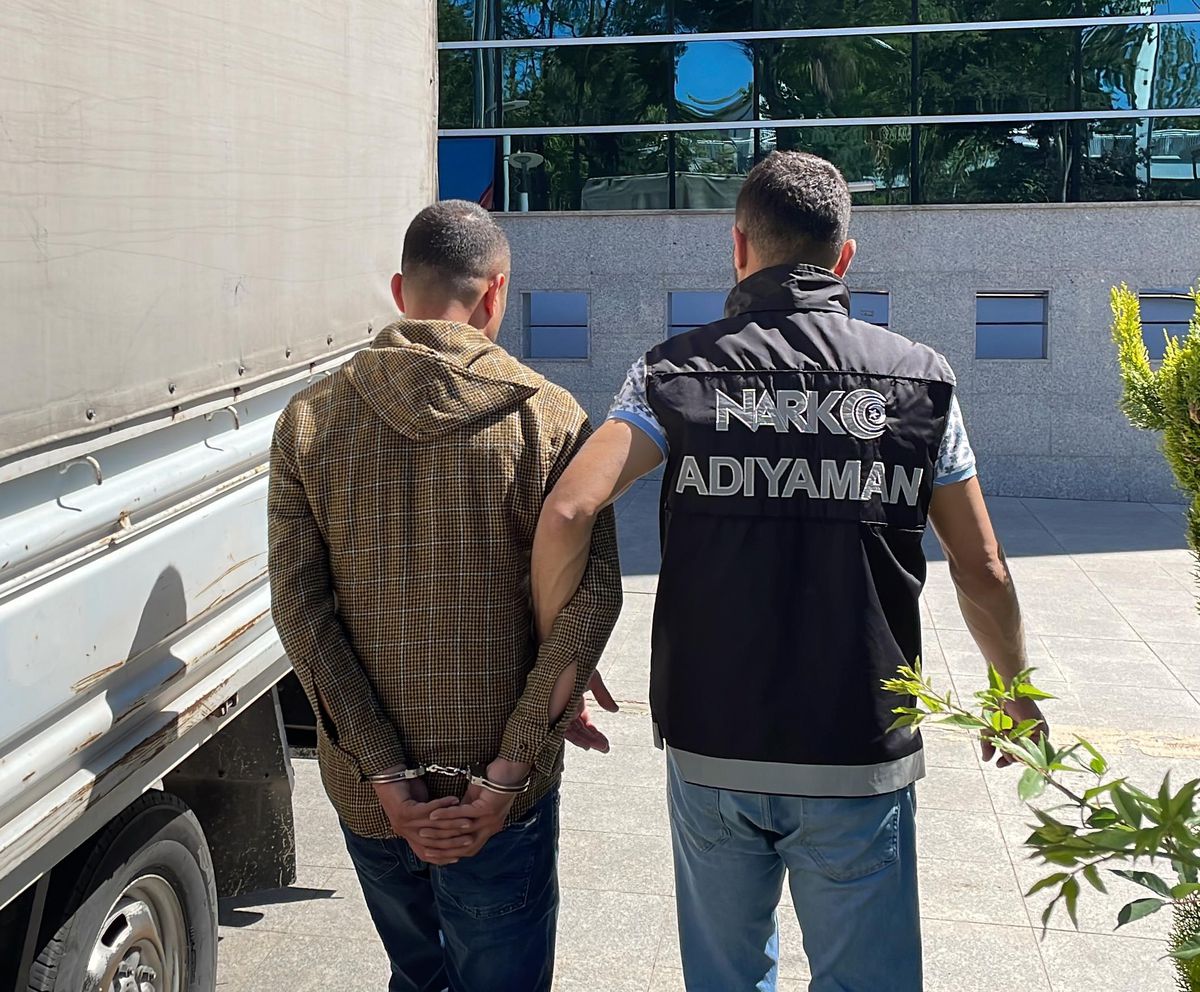 Adıyaman\'da aracında esrar ele geçirilen sürücü tutuklandı