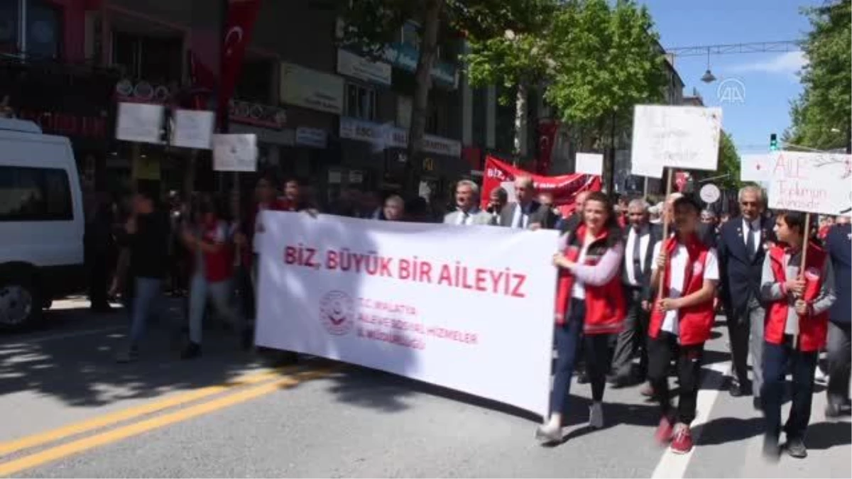 'Aile Haftası' kapsamında farkındalık yürüyüşü yapıldı
