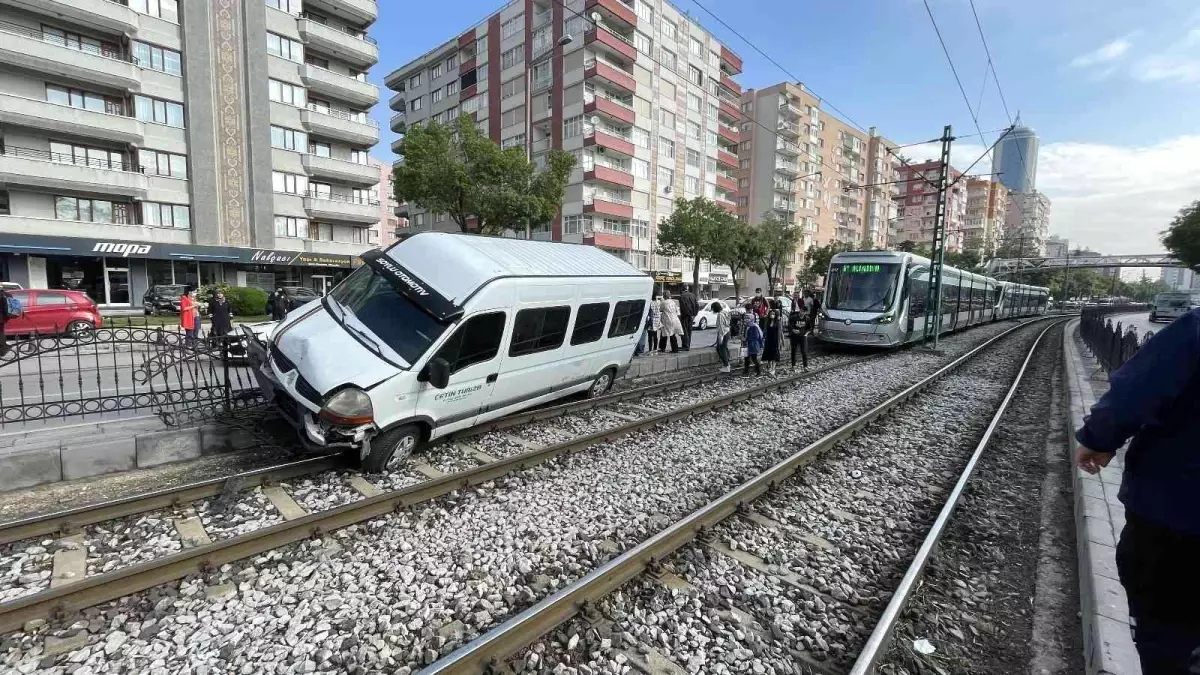 Alkollü sürücü minibüsle tramvay yoluna girdi