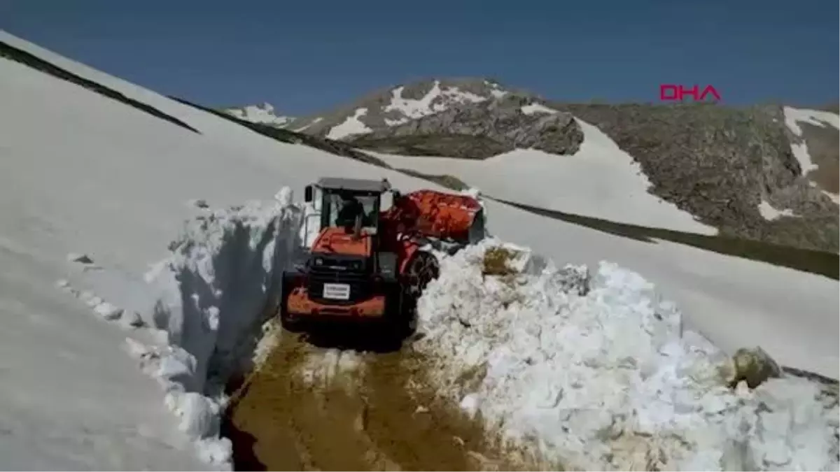 ANTALYA\'DA KARDAN KAPANAN YAYLA YOLLARI AÇILIYOR