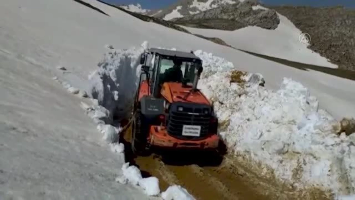 Antalya\'nın yüksek kesimlerinde karla kapanan yayla yolları açılıyor