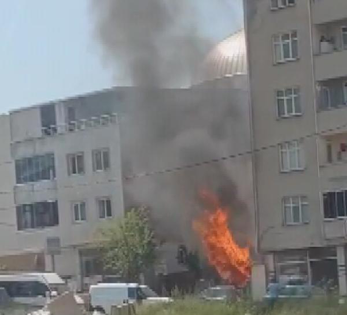 ARNAVUTKÖY\'DE BİSİKLET TAMİRHANESİNDE YANGIN