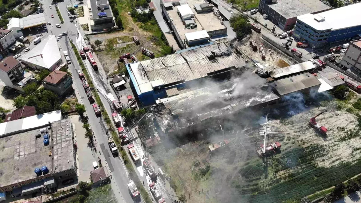 Arnavutköy\'deki fabrika yangını yaklaşık 8 saatlik çalışmanın ardından söndürüldü