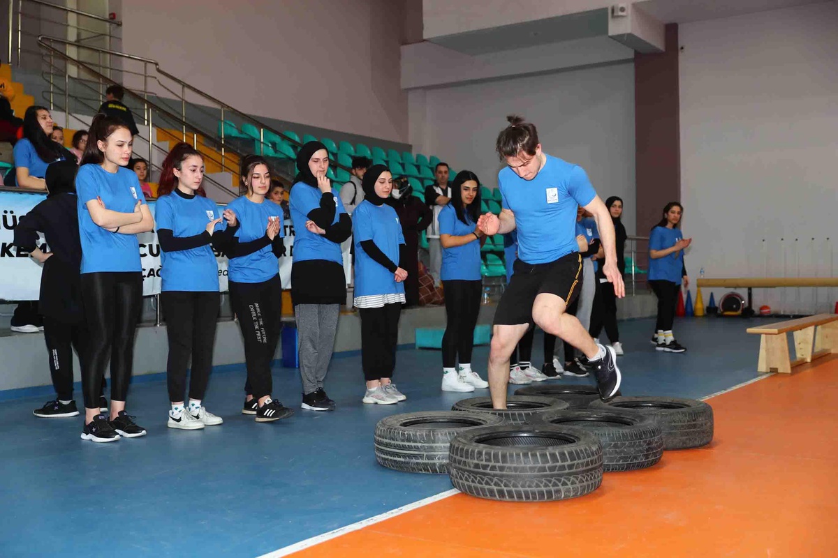 Bağcılar Belediyesinin BESYO kursları 19 öğrenciyi üniversiteli yaptı