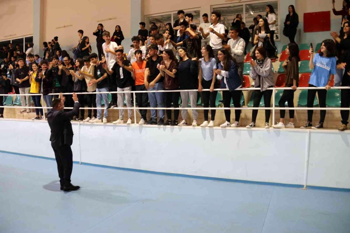 Başkan Beyoğlu liselilerin voleybol maçı heyecanına ortak oldu