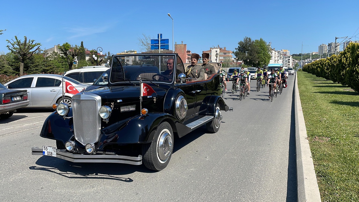Bisikletçilerin Selanik\'ten Samsun\'a taşıdığı "Ata toprağı" Samsun\'a ulaştı