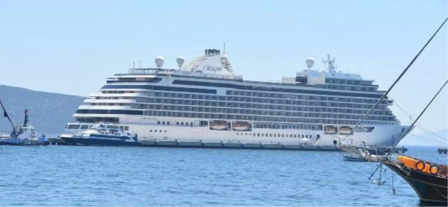 BODRUM\'A SEZONUN 11\'İNCİ YOLCU GEMİSİ GELDİ
