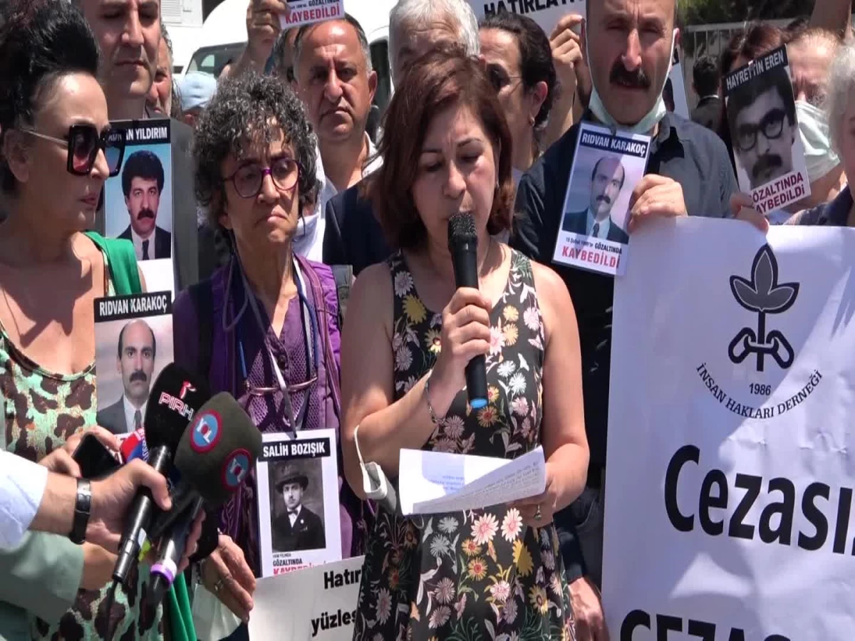 Cumartesi Anneleri, İstanbul Adliyesi Önünde Basın Açıklaması Yaptı.