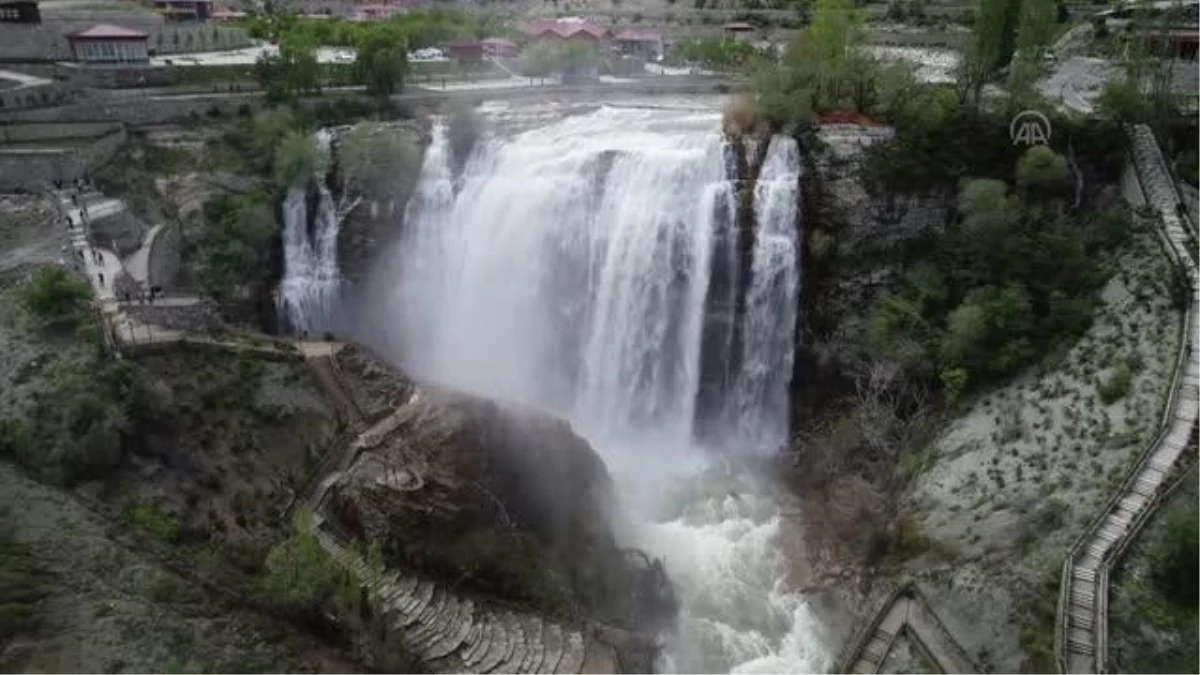 Doğa harikası Tortum Şelalesi Karadeniz turu yapan turistlerin uğrak yeri oldu