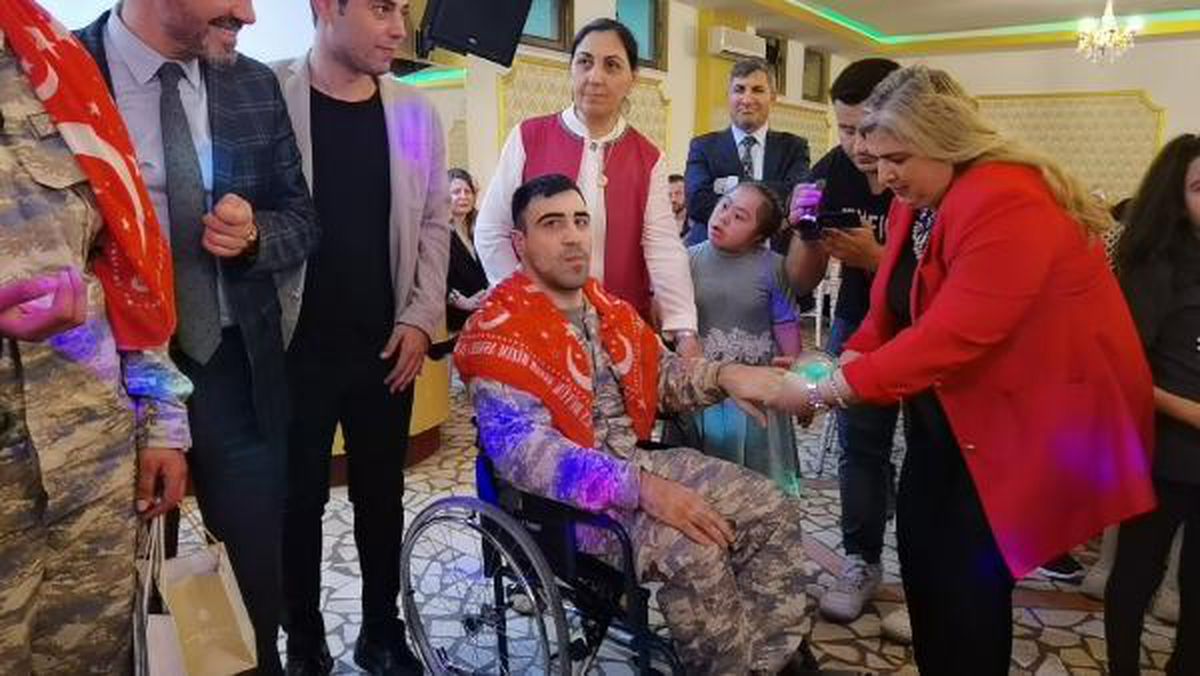 ENGELLİ GENÇLERİN ASKERLİK HAYALİ GERÇEK OLDU; ELLERİNE ASKER KINASI YAKILDI