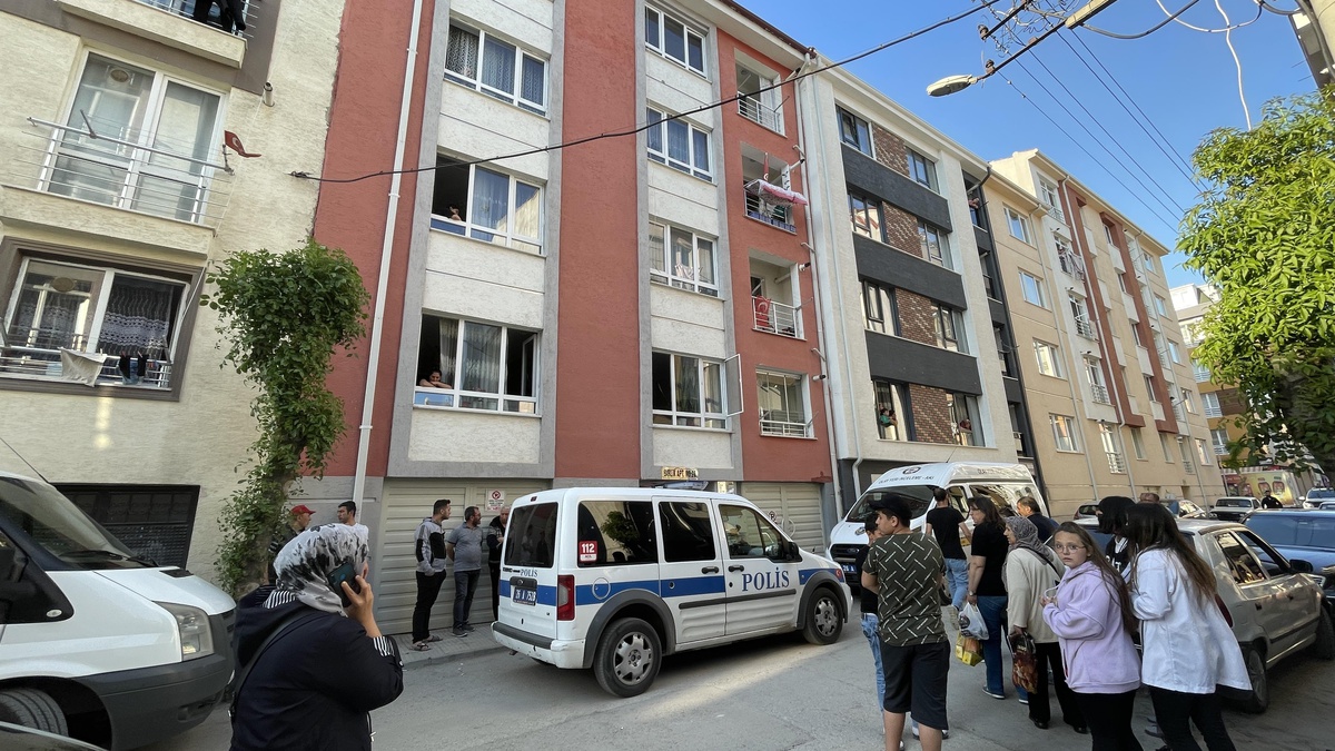 Son dakika! Eskişehir\'de cam silerken apartman boşluğuna düşen genç kız hayatını kaybetti