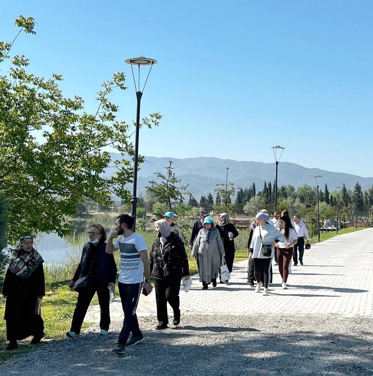 Genç ve yaşlılar doğa yürüyüşünde buluştu