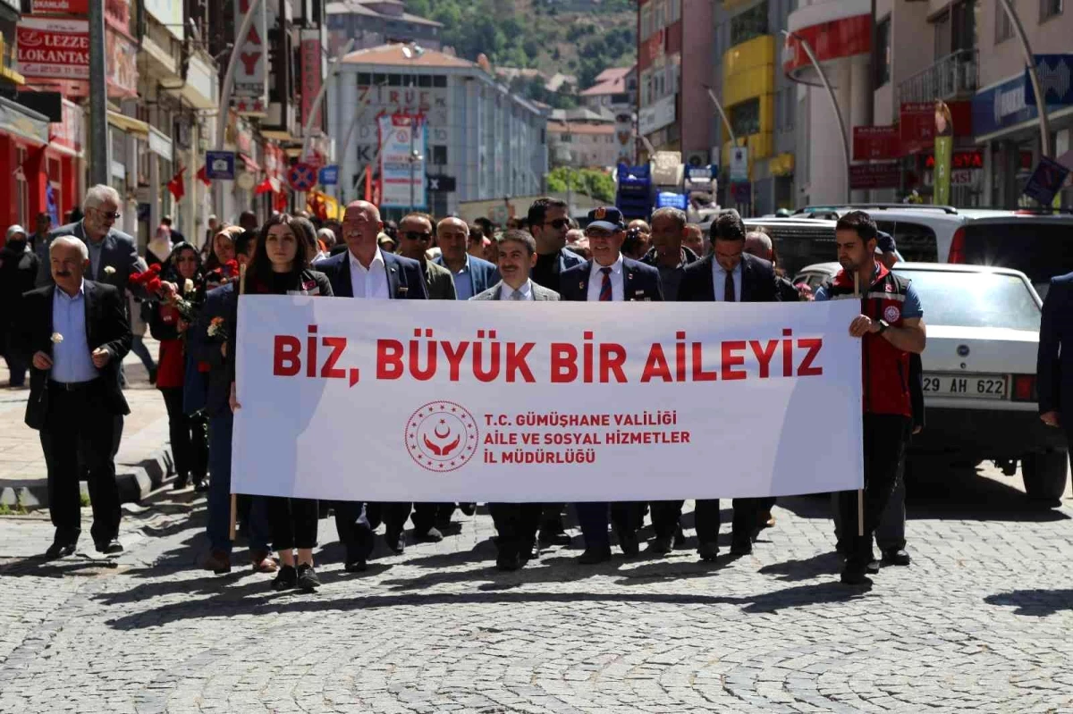 Gümüşhane'de 15-21 Mayıs Aile Haftası dolayısıyla 'Biz Büyük Bir Aileyiz' yürüyüşü gerçekleştirildi.